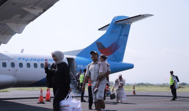 Penumpang berjalan di sekitar pesawat ATR 72-500 milik maskapai Fly Jaya. (Foto: Dok/Diskominfo Jember - ZONA INDONESIA)