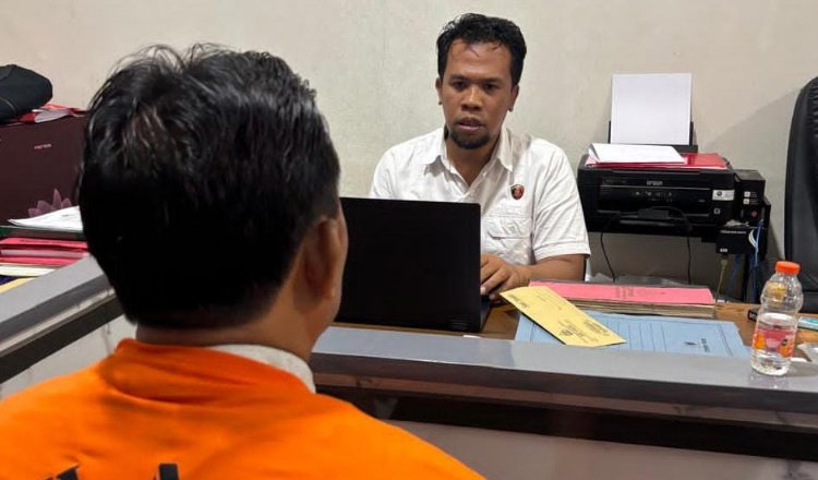 MH dimintai keterangan oleh anggota Polres Situbondo. (Foto: Dok/Humas Polres Situbondo - ZONA INDONESIA)