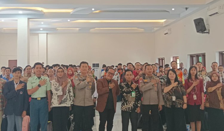 Polres dan Cabdin Jember serta peserta seminar foto bersama, Kamis (16/10/2025). (Foto: Istimewa - ZONA INDONESIA)
