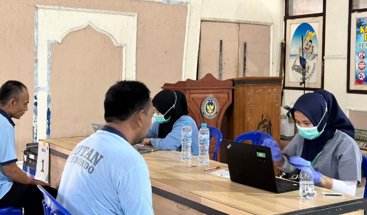 WBP Rutan Situbondo menjalani pemeriksaan ACF yang dilanjutkan dengan TCM untuk mencegah penularan penyakit TBC. (Foto: Rutan Situbondo - ZONA INDONESIA)