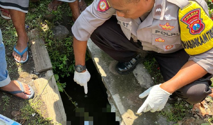 Polisi dan warga mengevakuasi mayat bayi di selokan lingkungan Darungan, Sabtu (18/10/2025). (Foto: Istimewa - ZONA INDONESIA)