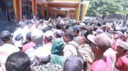 Warga membeludak dalam acara "Gus'e Menyapa" di Kecamatan Puger, Sabtu (18/10/2025). (Foto: Dok/Diskominfo Jember)