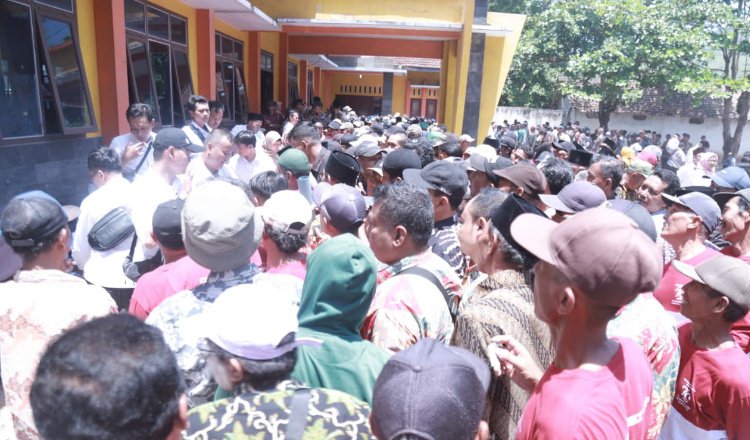 Warga membeludak dalam acara "Gus'e Menyapa" di Kecamatan Puger, Sabtu (18/10/2025). (Foto: Dok/Diskominfo Jember)