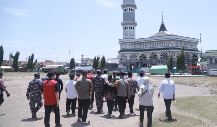 Gus Fawait, perwakilan PT IMASCO, dan stakeholder terkait meninjau Alun-alun Puger, Sabtu (18/10/2025). (Foto: Dok/Diskominfo Jember - ZONA INDONESIA)
