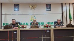 Konferensi pers ungkap kasus korupsi Sosraperda di Kejari Jember, Senin (20/10/2025). (Foto: Istimewa - ZONA INDONESIA)