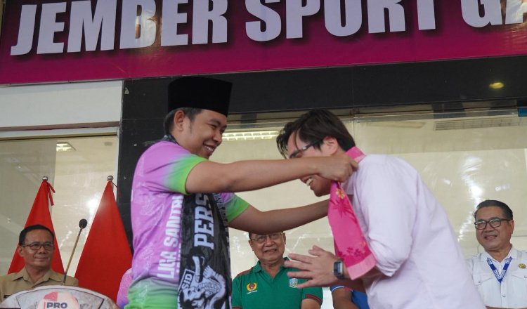 Gus Fawait memasang syal ke atlet Jember, Senin (20/10/2025). (Foto: Dok/Diskominfo Jember - ZONA INDONESIA)