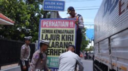 Kasat Lantas Polres Situbondo, AKP Nanang Hendra Irawan memantau pemasangan banner pengalihan arus lalu lintas dampak perbaikannya jalan WR Supratman dan Jalan Sucipto. (Foto: Humas Polres Situbondo - ZONA INDONESIA)