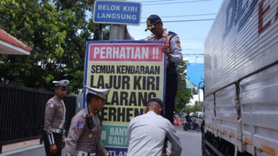 Kasat Lantas Polres Situbondo, AKP Nanang Hendra Irawan memantau pemasangan banner pengalihan arus lalu lintas dampak perbaikannya jalan WR Supratman dan Jalan Sucipto. (Foto: Humas Polres Situbondo - ZONA INDONESIA)