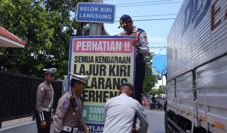 Kasat Lantas Polres Situbondo, AKP Nanang Hendra Irawan memantau pemasangan banner pengalihan arus lalu lintas dampak perbaikannya jalan WR Supratman dan Jalan Sucipto. (Foto: Humas Polres Situbondo - ZONA INDONESIA)