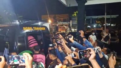 Tersangka kasus Korupsi Sosraperda DPRD Jember memasuki mobil tahanan, Senin (20/10/2025) malam. (Foto: Istimewa - ZONA INDONESIA)