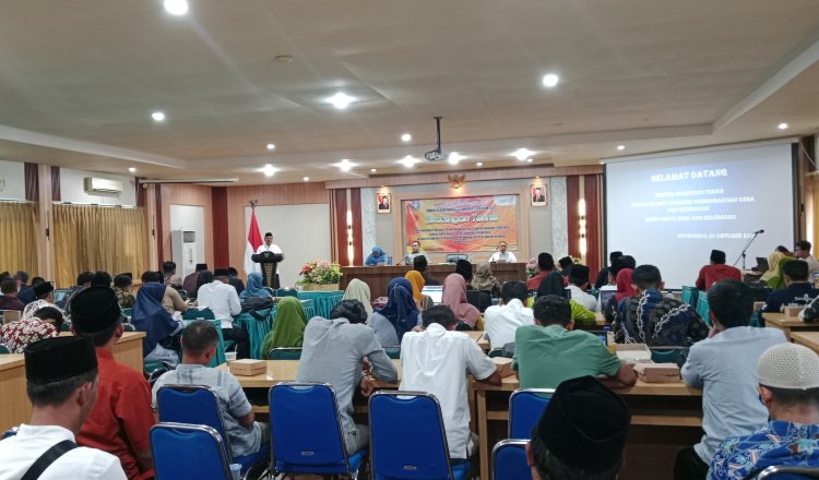 Kepala DPMD Kabupaten Situbondo, Suriyatno, menyampaikan sambutan dalam acara Bimtek Epdeskel serta Prodeskel. (Foto: Zainul Hasan - ZONA INDONESIA)