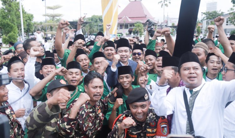 Bupati Jember foto bersama para santri, Rabu (22/10/2025). (Foto: Dok/Diskominfo Jember - ZONA INDONESIA)