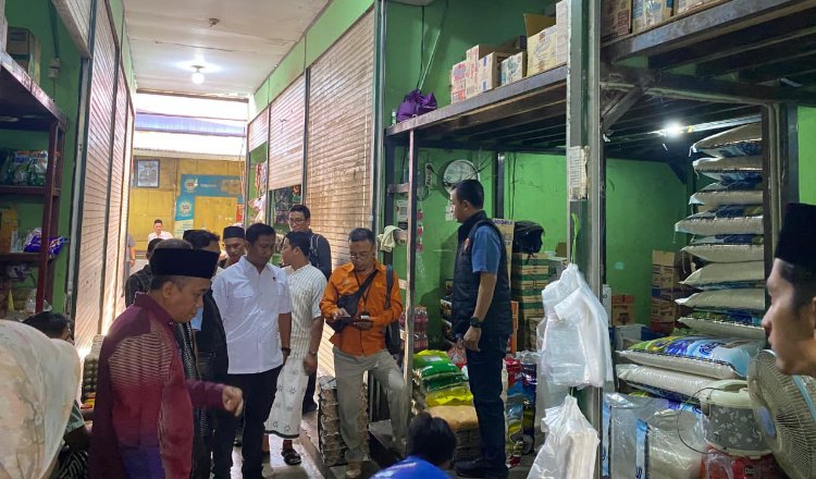 Satgas Pengendalian Harga Beras Situbondo turun langsung ke pasar tradisional untuk melakukan pengecekan harga beras di wilayah Kecamatan Panji. (Foto: Humas Polres Situbondo - ZONA INDONESIA)