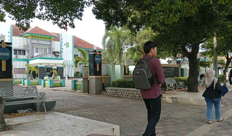Pejalan kaki melintas di depan Kantor Dinkes Kabupaten Situbondo. (Foto: Zainul Hasan - ZONA INDONESIA)