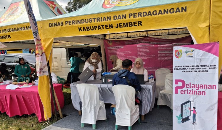 Pelayanan publik dalam rangkaian program Bunga Desaku di Kecamatan Panti. (Foto: Dok/Diskominfo Jember - ZONA INDONESIA)