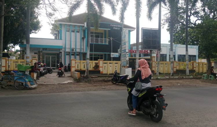 Pengendara motor hendak ke Puskesmas Panji, Situbondo. (Foto: Zainul Hasan - ZONA INDONESIA)
