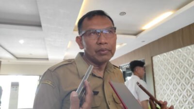 Kepala Inspektorat Kabupaten Situbondo, Puguh Setijarto, saat diwawancarai awak media usai rapat evaluasi MCP KPK. (Foto: Rosi - ZONA INDONESIA)