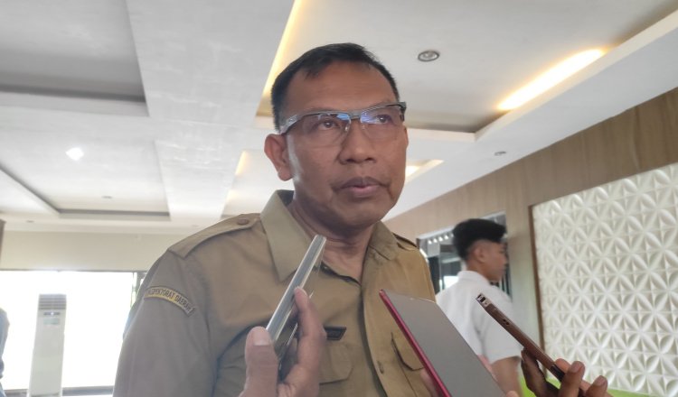 Kepala Inspektorat Kabupaten Situbondo, Puguh Setijarto, saat diwawancarai awak media usai rapat evaluasi MCP KPK. (Foto: Rosi - ZONA INDONESIA)