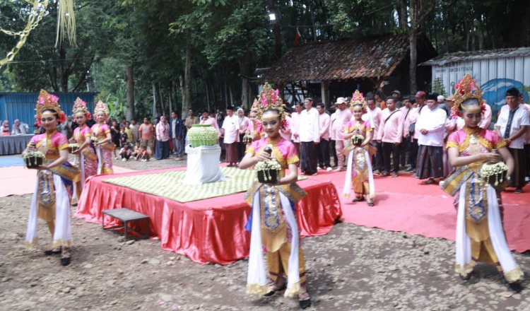 Seni tari tradisional tampil menghibur dalam peresmian kampung Wisata Durian di Desa Pakis, Senin (27/10/2025). (Foto: Dok/Diskominfo Jember)