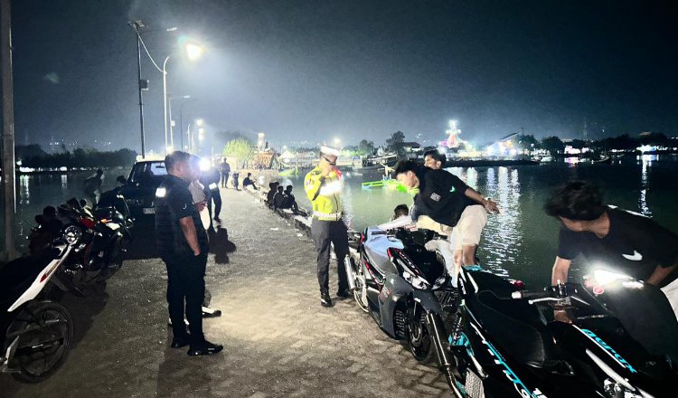 Polisi mendatangi para pemuda yang diduga hendak melakukan balap liar. (Foto: Humas Polres Situbondo - ZONA INDONESIA)