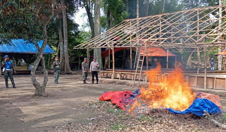 Polisi dan TNI membakar peralatan sabung ayam di Balung, Kamis (30/10/2025). (Foto: Istimewa - ZONA INDONESIA)