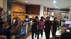 Wakil Ketua DPRD Jember keluar sebagai tersangka dari Kejari Jember, Senin (20/10/2025) malam. (Foto: Istimewa - ZONA INDONESIA)