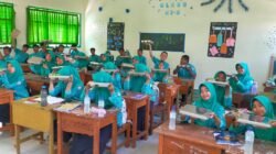 Siswa-siswi SMAN 1 Panji menunjukkan menu MBG yang mereka terima. (Foto: Istimewa - ZONA INDONESIA)