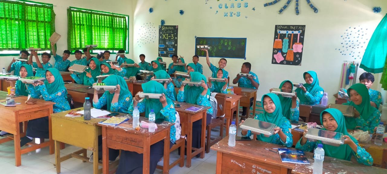 Siswa-siswi SMAN 1 Panji menunjukkan menu MBG yang mereka terima. (Foto: Istimewa - ZONA INDONESIA)