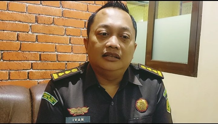 Kasi Pidsus Kejari Jember, Ivan Praditya, diwawancarai media. (Foto: Istimewa - ZONA INDONESIA)