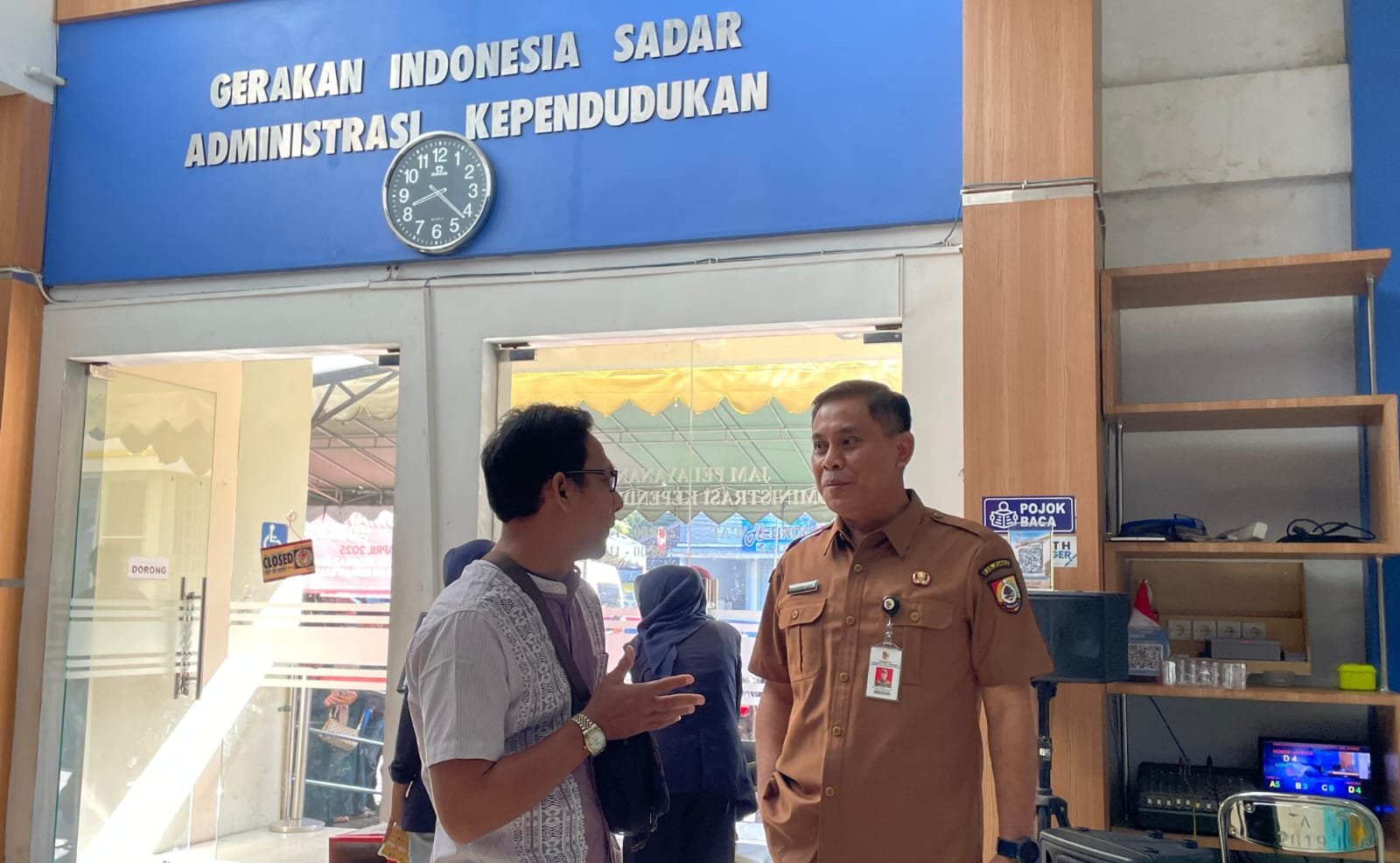 Kepala Dispendukcapil Jember, Bambang Saputro, berbincang dengan warga. (Foto: Dok/Diskominfo Jember - ZONA INDONESIA)