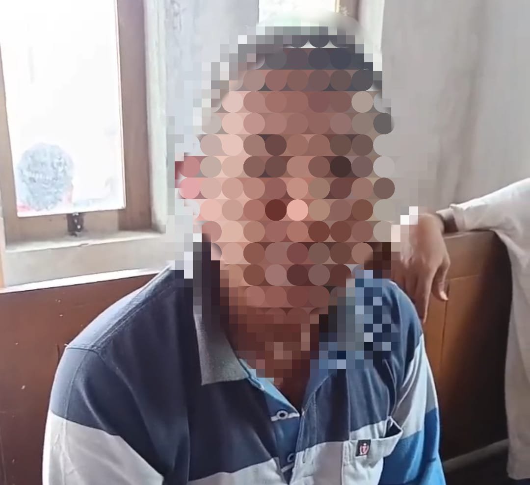 Pria berinisial S diinterogasi warga. (Foto: Tangkapan layar video amatir - ZONA INDONESIA)