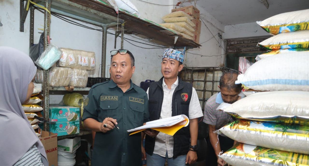 Satgas Pangan Polres Situbondo sidak salah satu toko. (Foto: Istimewa - ZONA INDONESIA)