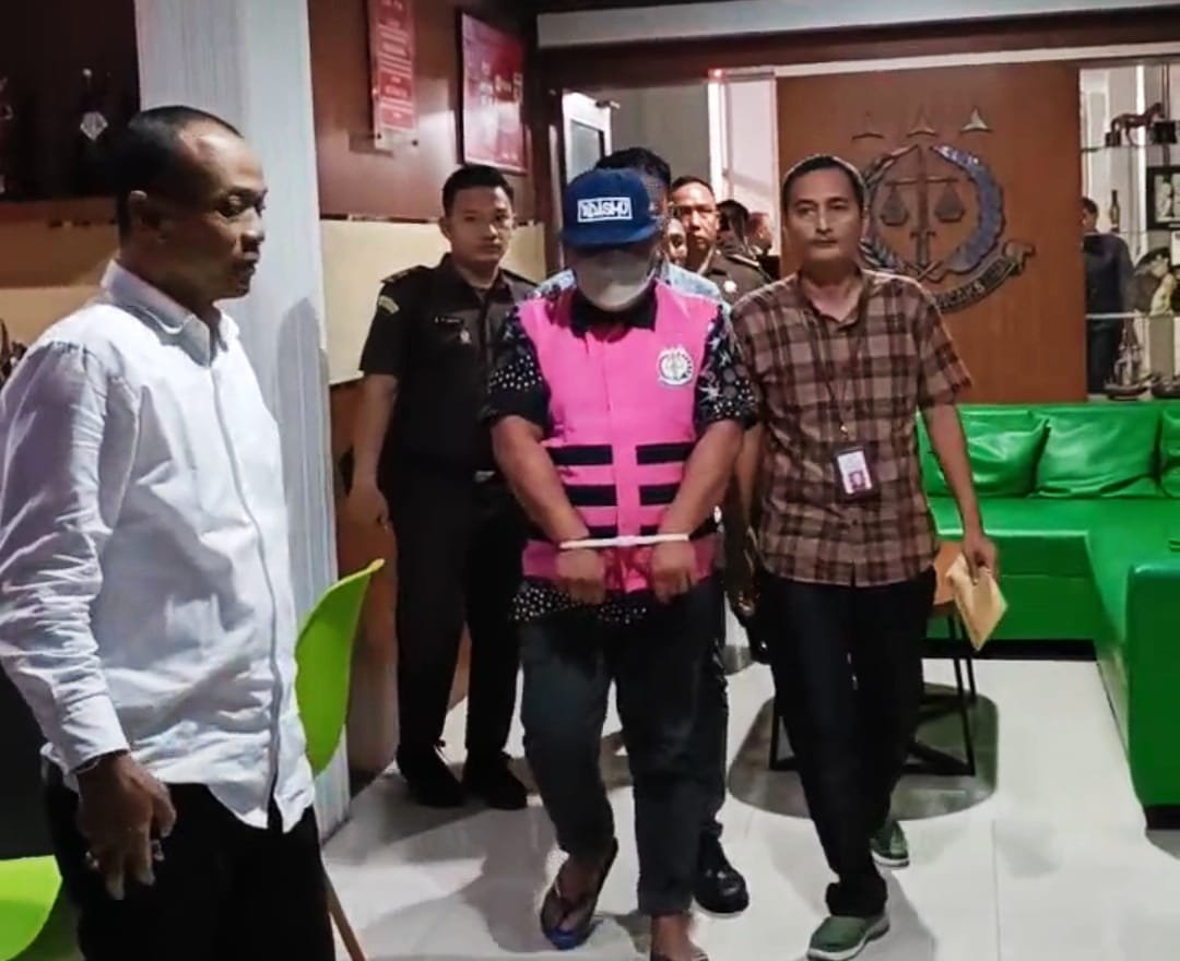 Tersangka SR keluar dari Kejari Jember menuju mobil tahanan, Rabu (29/10/2025). (Foto: Teamwork - ZONA INDONESIA)