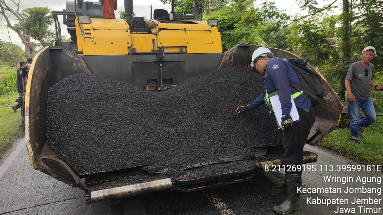 Perbaikan jalan di Kabupaten Jember. (Foto: Istimewa - ZONA INDONESIA)