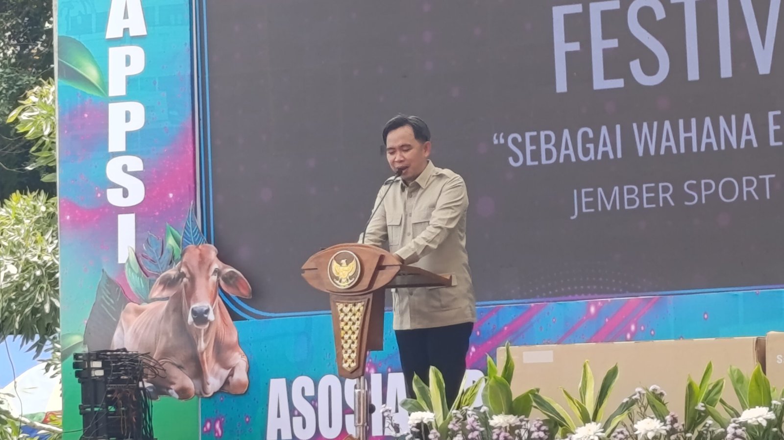 Gus Fawait sambutan dalam Festival Sapi dan Bupati Jember Cup Season 2 di JSG Ajung, Sabtu (1/11/2025). (Foto: Zainul Hasan - ZONA INDONESIA)