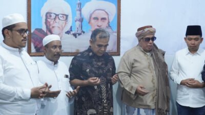 Ahmad Muzani, Gus Fawait, dan keluarga besar dzuriyah Habib Sholeh saat doa bersama, Minggu (2/11/2025). (Foto: Dok/Diskominfo Jember - ZONA INDONESIA)