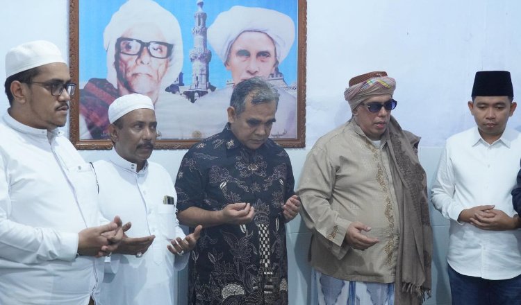 Ahmad Muzani, Gus Fawait, dan keluarga besar dzuriyah Habib Sholeh saat doa bersama, Minggu (2/11/2025). (Foto: Dok/Diskominfo Jember - ZONA INDONESIA)