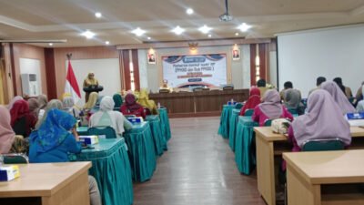 Suasana penyaluran insentif Kader IMP di Aula Lantai II Kantor Pemkab Situbondo. (Foto: Ozi - ZONA INDONESIA)
