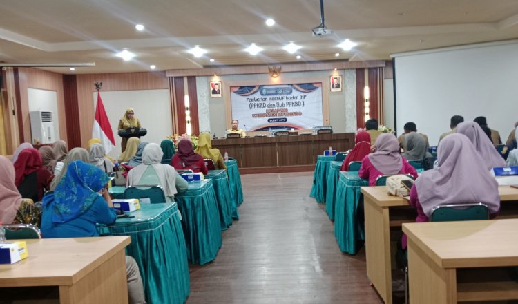 Suasana penyaluran insentif Kader IMP di Aula Lantai II Kantor Pemkab Situbondo. (Foto: Ozi - ZONA INDONESIA)