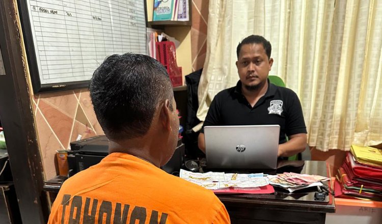 Terduga pelaku penjual emas palsu dimintai keterangan oleh polisi. (Foto: Istimewa - ZONA INDONESIA)