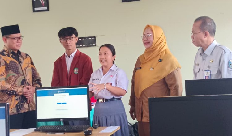 Mariman Darto saat meninjau pelaksanaan TKA SMAN 2 Jember, Senin (4/11/2025). (Foto: Istimewa - ZONA INDONESIA)