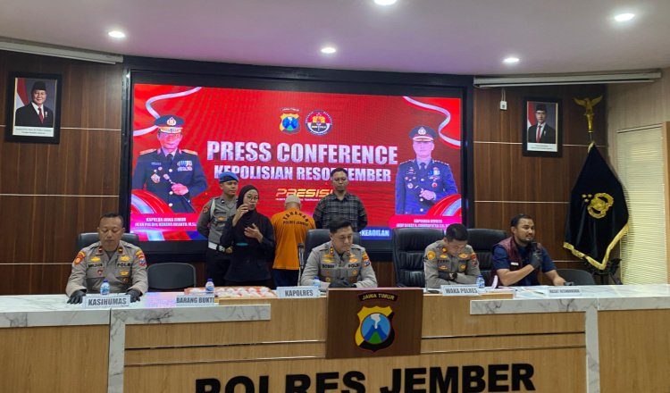 Konferensi pers di Mapolres Jember Kamis (6/11/2025). (Foto: Zainul Hasan - ZONA INDONESIA)