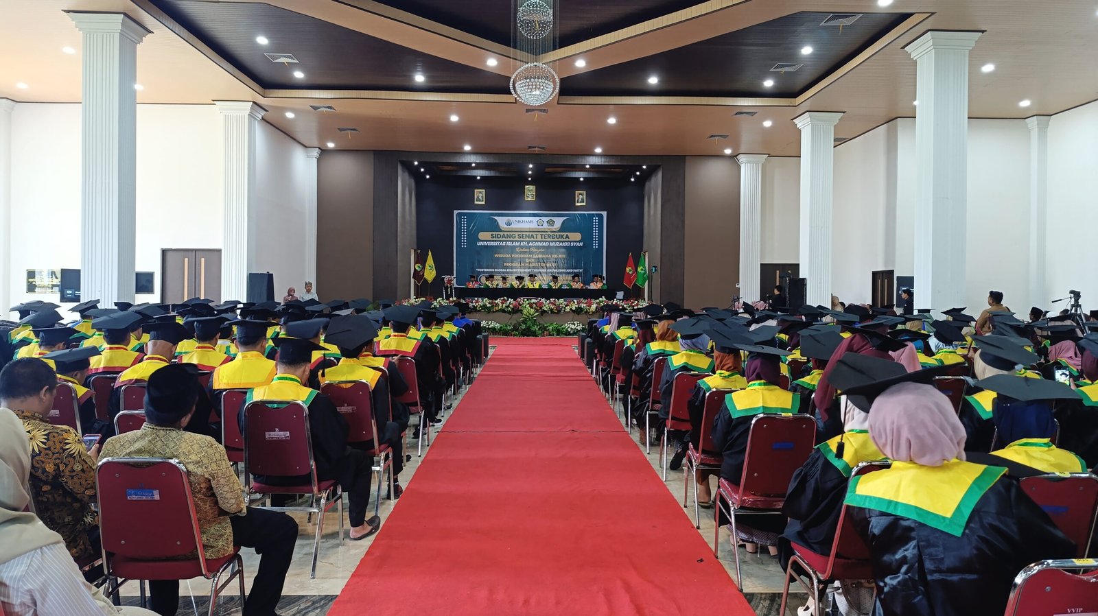 Prosesi Wisuda Perdana UNIKHAMS Jember, Sabtu (8/11/2025). (Foto: Zainul Hasan - ZONA INDONESIA)