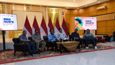 Konferensi pers "Pro Gus'e Update" di aula Dispendik Jember, Sabtu (8/11/2025) malam. (Foto: Teamwork - ZONA INDONESIA)