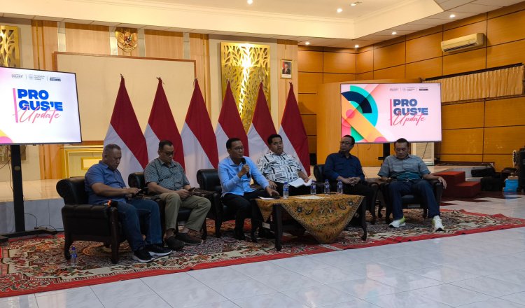 Konferensi pers "Pro Gus'e Update" di aula Dispendik Jember, Sabtu (8/11/2025) malam. (Foto: Teamwork - ZONA INDONESIA)