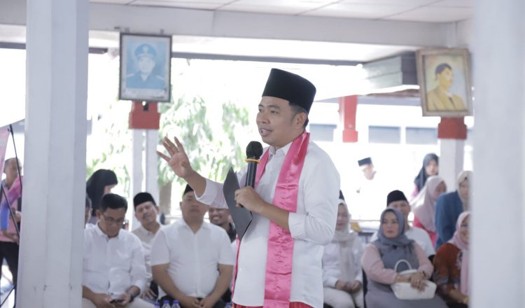 Gus Fawait berpidato dalam kegiatan "Gus'e Menyapa" di Kecamatan Jombang, Minggu (9/11/2025). (Foto: Dok/Diskominfo Jember - ZONA INDONESIA)