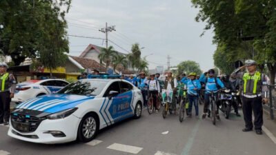 Polisi dan warga hening cipta mengenang jasa para pahlawan bangsa, Senin (10/11/2025). (Foto: Istimewa - ZONA INDONESIA)