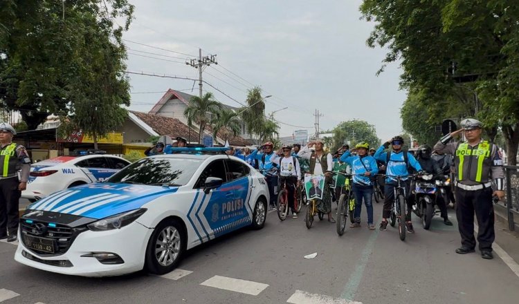 Polisi dan warga hening cipta mengenang jasa para pahlawan bangsa, Senin (10/11/2025). (Foto: Istimewa - ZONA INDONESIA)