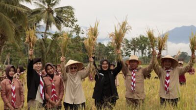 Bupati Ipuk bersama petani menunjukkan padi yang dipanen. (Foto: banyuwangikab.go.id - ZONA INDONESIA)