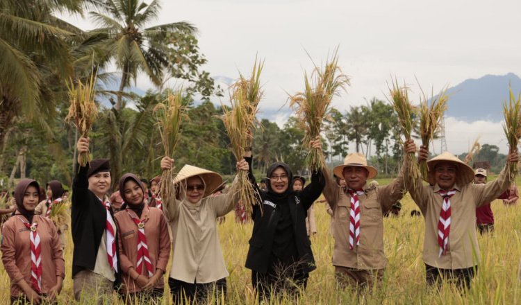 Bupati Ipuk bersama petani menunjukkan padi yang dipanen. (Foto: banyuwangikab.go.id - ZONA INDONESIA)